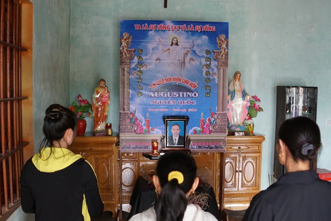 Gia đình chị Hoa đã lập bàn thờ vong thắp hương cho anh Quốc