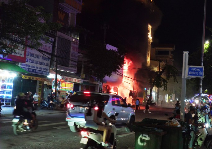 Vụ hỏa hoạn xuất phát từ tiệm dán keo xe trên đường Quang Trung, TP Quảng Ngãi